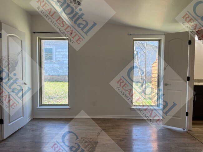 Building Photo - Charming 3 Bedroom