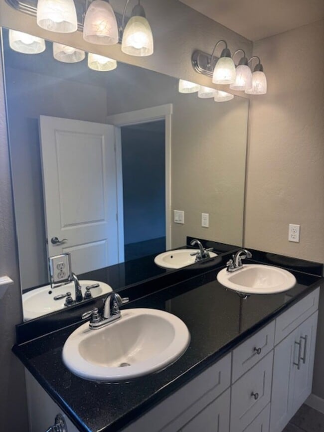 Building Photo - CUSTOM 3 BEDROOM, 2 BATH HOME NEAR SOUTH MEDFORD HIGH SCHOOL