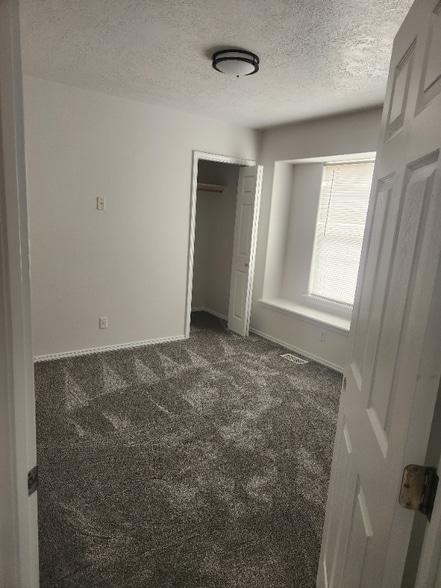 Building Photo - 1427 W Roberts Pl