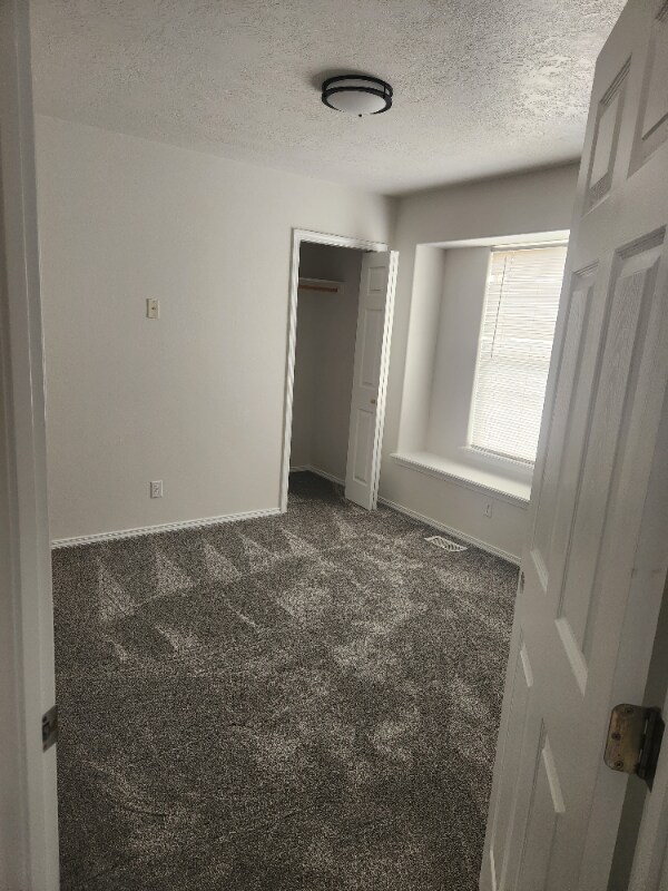 Building Photo - 1427 W Roberts Pl