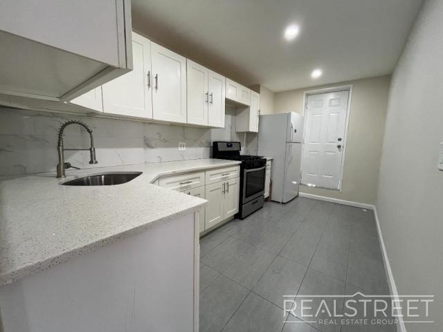 Building Photo - 3 bedroom in BROOKLYN NY 11223