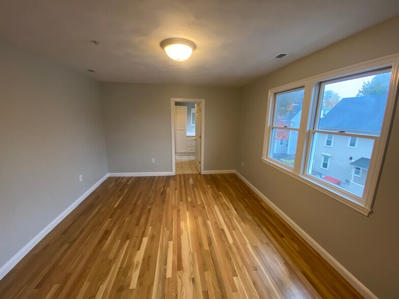 Building Photo - 118 Beverly St