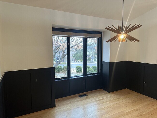 Building Photo - 4 Lois Ln