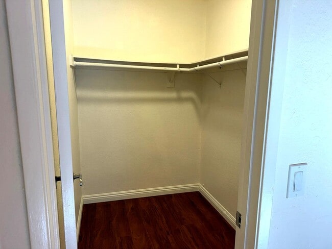Building Photo - Beautiful 3 Bedroom 2.5 Bath