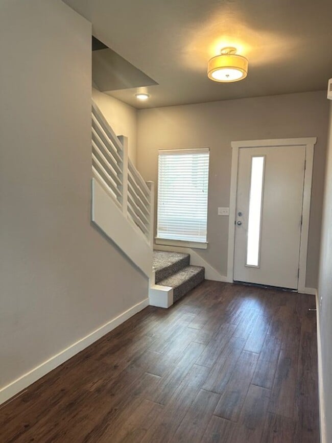 Building Photo - Beautiful 2 Story Duplex - Edmond Schools - Open Concept