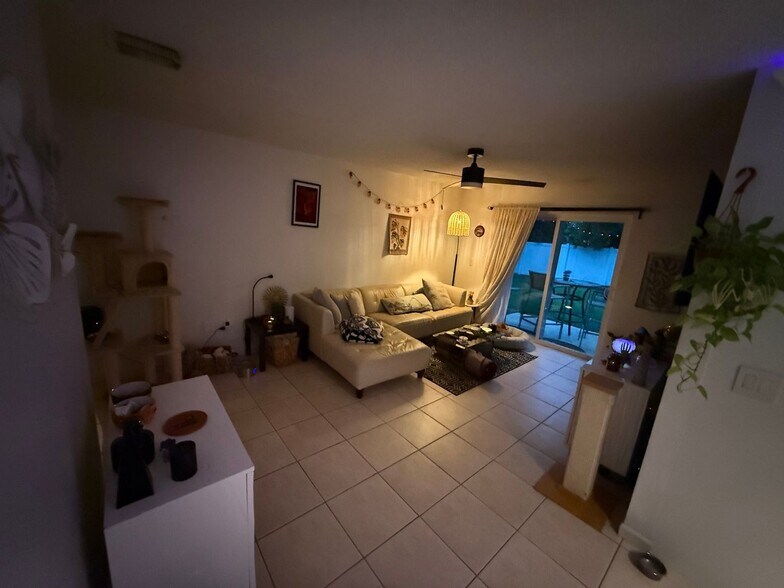 Building Photo - 119 N Alderwood St