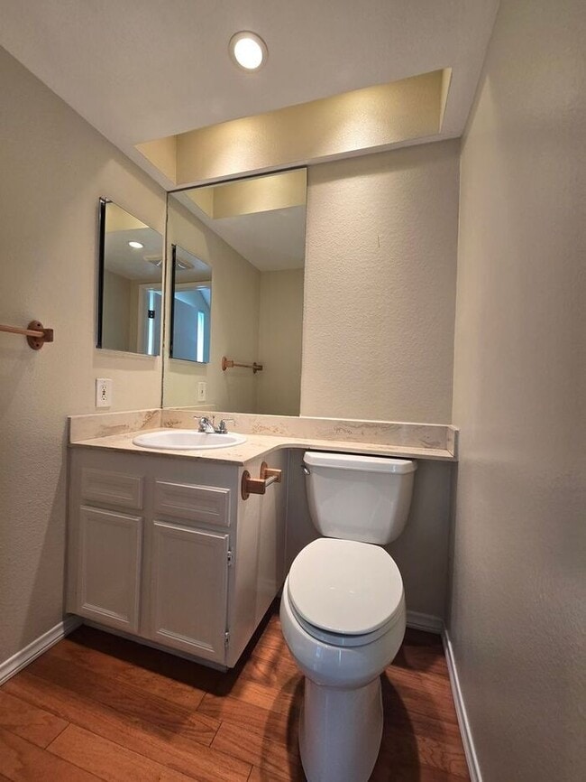 Building Photo - Spacious 2BD/2.5BA Town Home near Universi...