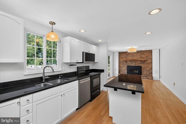 Building Photo - 4009 Shallow Brook Ln