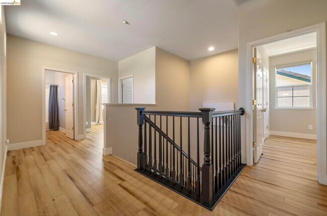 Building Photo - 822 Shasta Daisy Dr
