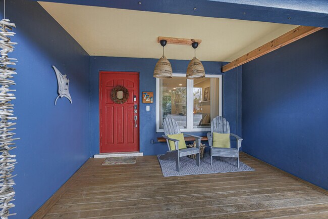 Building Photo - 721 N Lakeside Dr