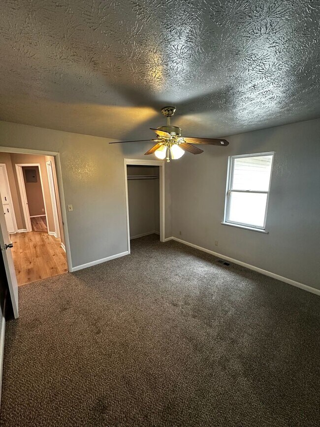 Building Photo - 3 Bedroom 1 bath