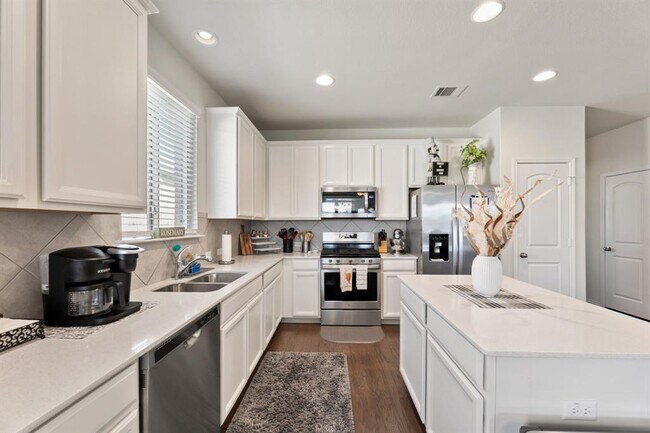 Building Photo - 6909 Bellingham Dr