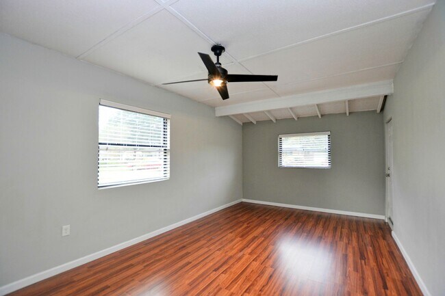 Building Photo - 4 bed 2 bath home