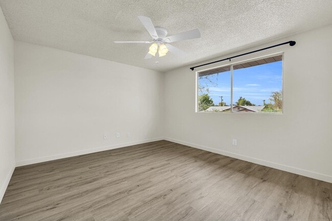 Building Photo - 6 Bedroom! 4 1/2 BATHS!  ASU! Diving Pool! Less than 1 mile to campus