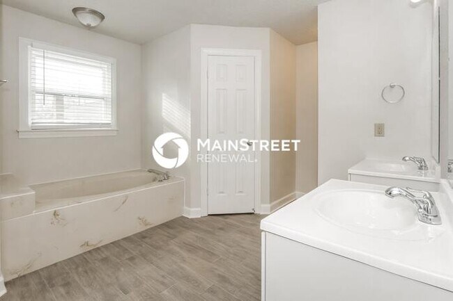 Building Photo - 4 Bedroom Pet-Friendly Home in COLLIERVILLE, TN with Main Street Renewal