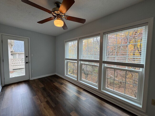 Building Photo - Sun-filled And Spacious 2 Bed 2 Bath Condo With Balcony In Desired Willow Point