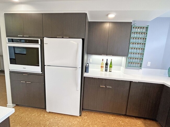 Building Photo - Capitol Lake Towers Condo (#201) w/ Move-I...