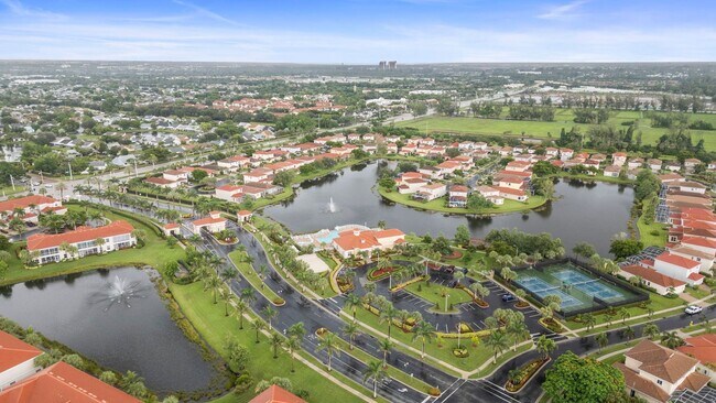 Building Photo - Beautiful Townhome in Laguna lakes 3 bedro...