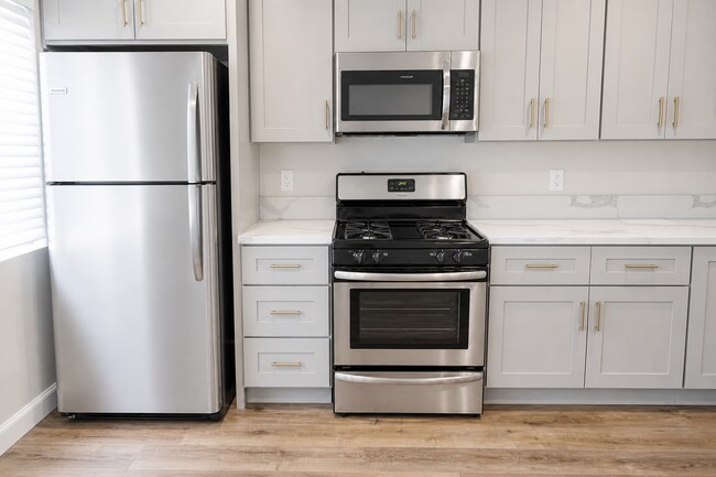 Building Photo - Remodeled Spacious 2BR/2BA in NoHo – Quiet 2nd Floor, Central A/C, 2 Parking Spaces