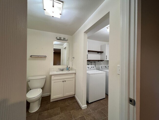 Building Photo - 3 Bedroom 2.5 Bath in Desirable Renton Fairwood Greens