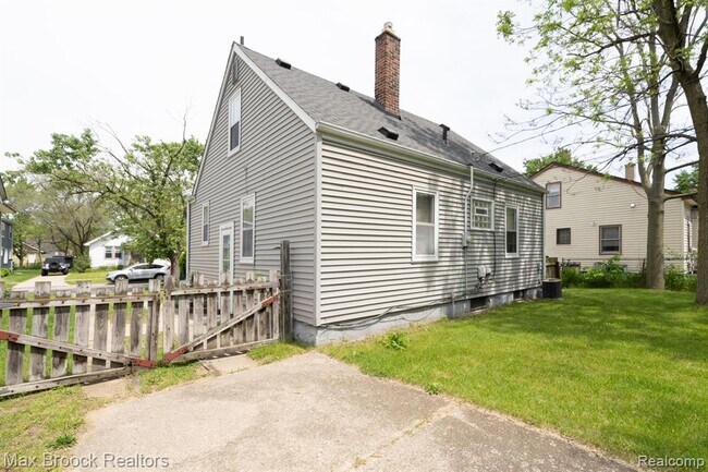 Building Photo - 1587 Leroy St