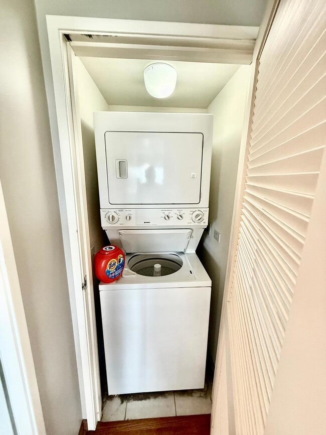 Building Photo - 1720 Maple Ave