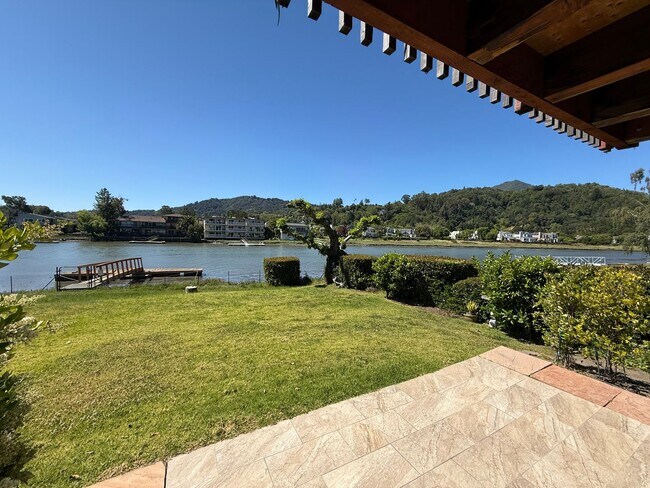 Building Photo - LARGE UPDATED TWO BEDROOM / TWO BATHROOM G...