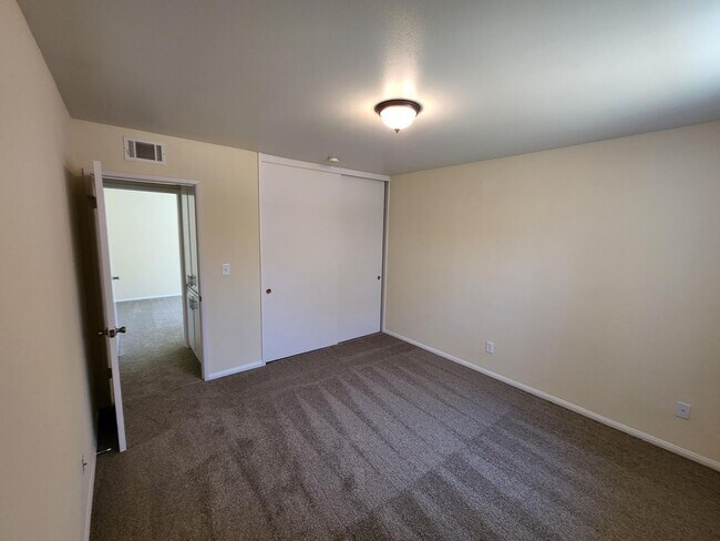 Building Photo - 3 Bedroom 2 Bath Home,