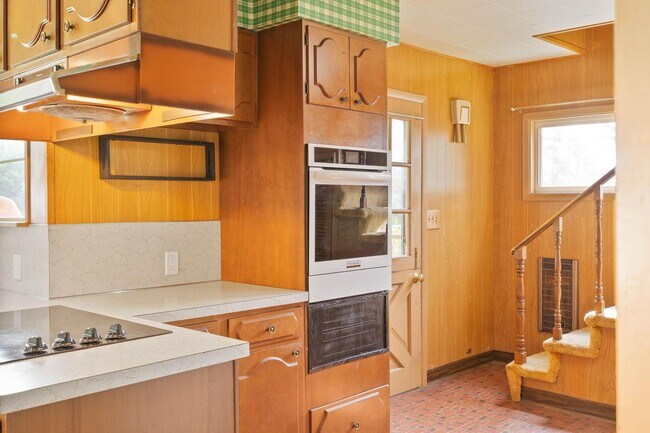 Building Photo - Quaint, inviting 4-bdrm/2-bath home in Cloverdale. Serene living, huge yard, covered patio