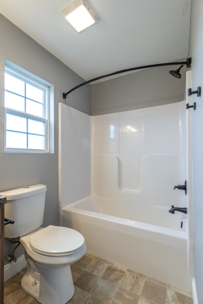 Building Photo - 926 Warrior Hill Dr