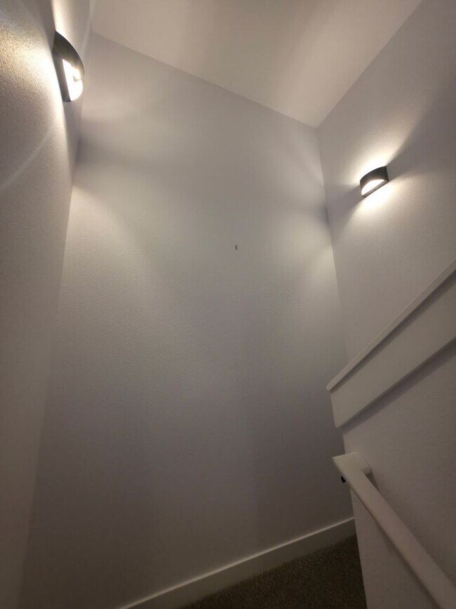 Building Photo - E. 38th Avenue Duplex&#39;s