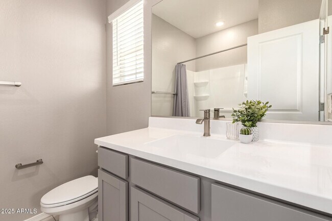 Building Photo - 1535 E Dublin St