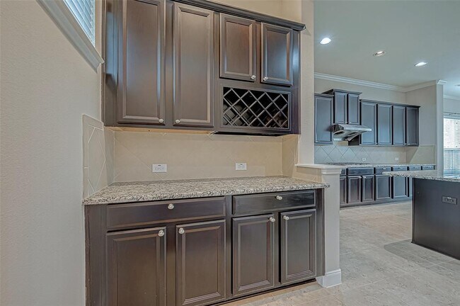 Building Photo - 25719 Oakwood Knoll Dr