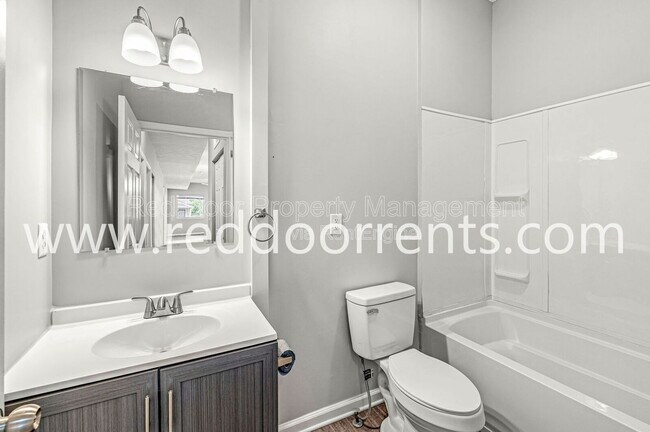 Building Photo - 2345 N Kenwood Ave