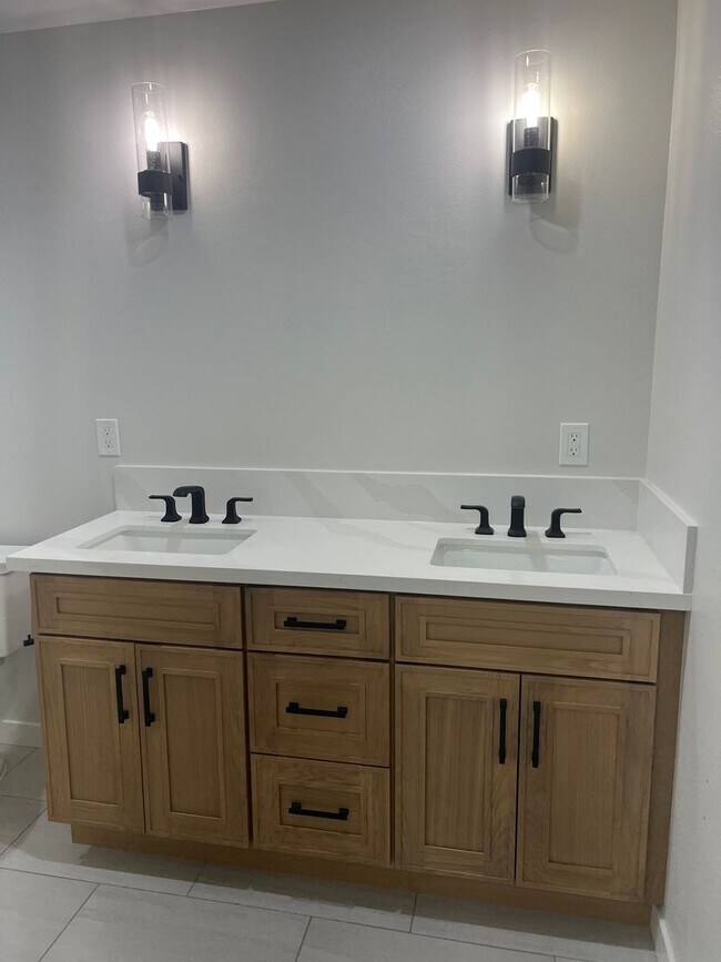 Building Photo - Brand New Detached 3 Bed/2 Bath Home-Central AC +In-Unit Laundry-Riverside