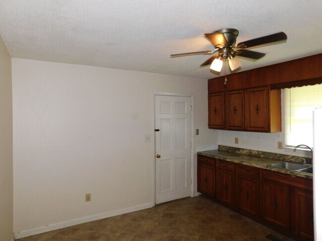 Building Photo - Great Family home