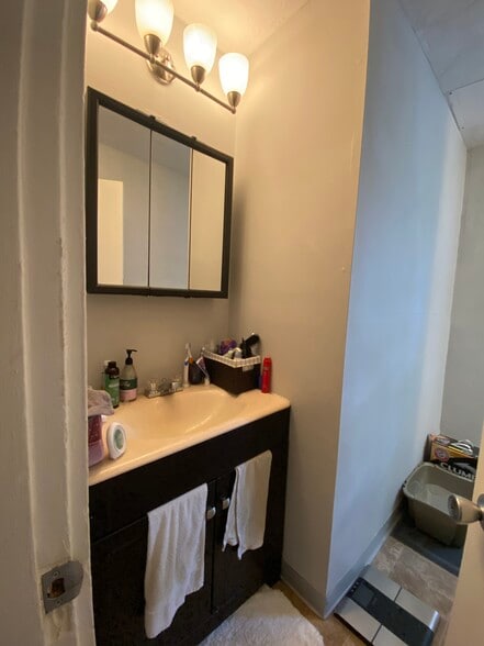 Building Photo - 172 Bigelow St