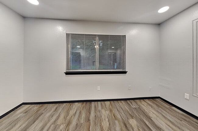 Building Photo - 640 N Markwell Ave