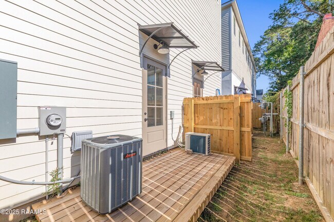 Building Photo - 208 Steiner Oaks