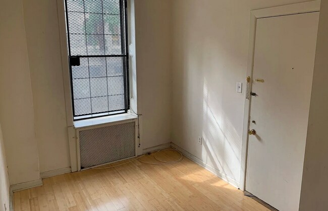 Building Photo - 313 S 18th St