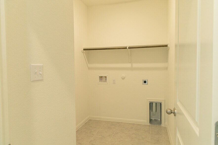 Building Photo - 388 Glocken Ln