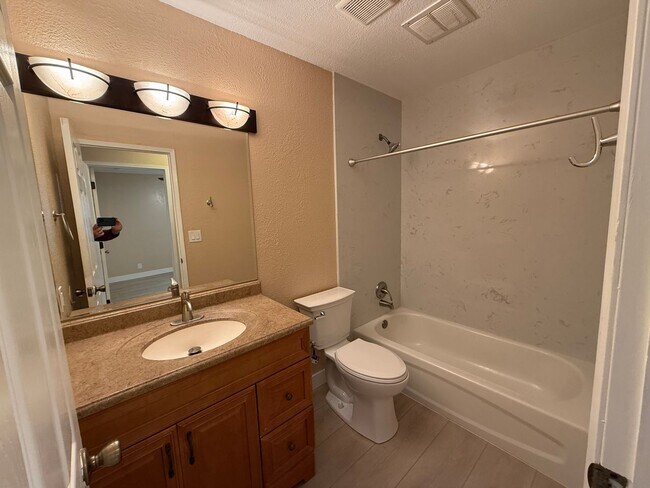 Building Photo - 3 bedroom single story in Manteca!