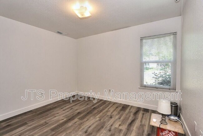 Building Photo - 6069 Kingwood Cir