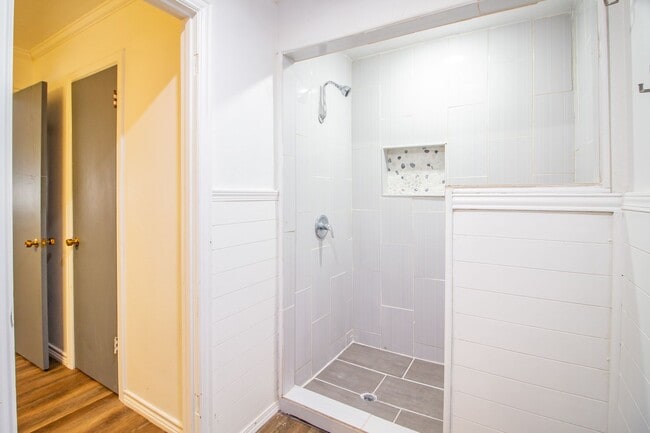 Building Photo - Spacious & Updated 4/2