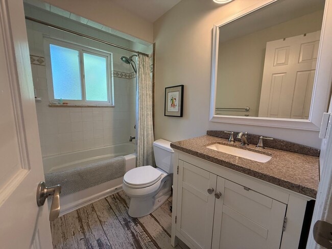 Building Photo - Beautifully Renovated Boulder Gem with Bac...