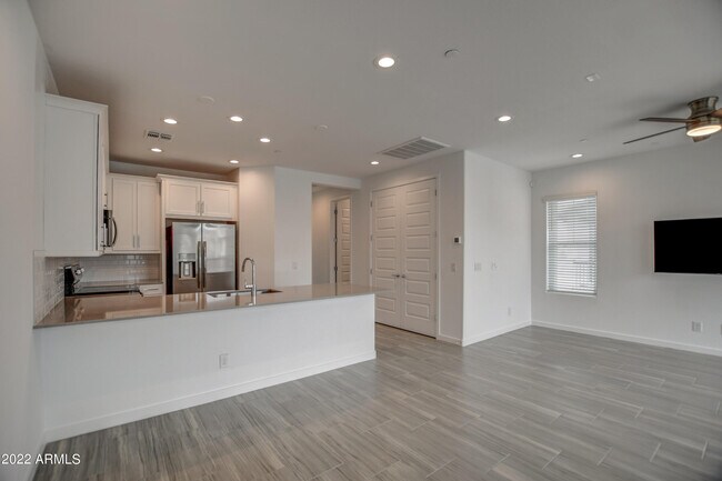 Building Photo - 4655 S Vapor
