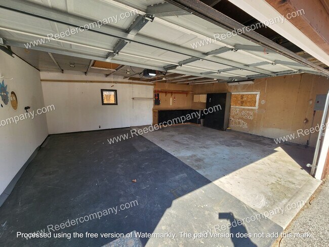 Building Photo - 3 bedroom 1 bathroom house in Munster with 2.5 car garage!