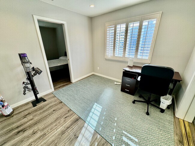 Building Photo - 12 Amberwood Cir