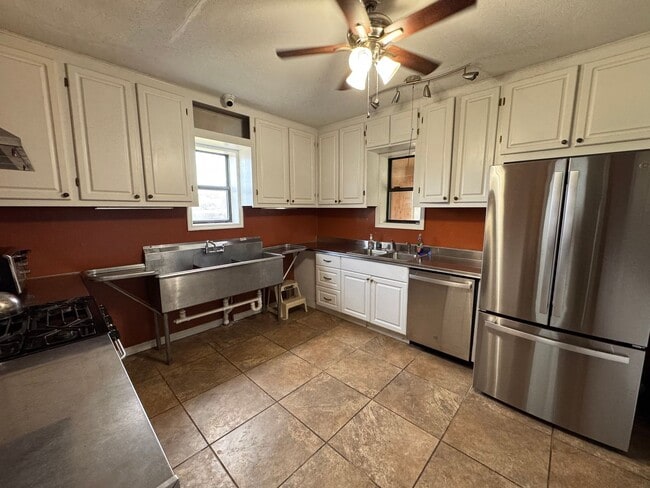 Building Photo - Spacious (Almost 3,000 sq ft) 6 Bedroom, 3 Bath Furnished Home – Live Oak, FL