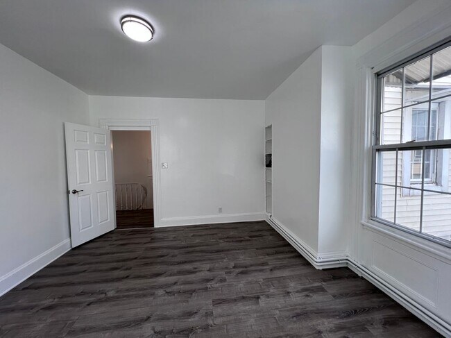 Building Photo - 618 16th St